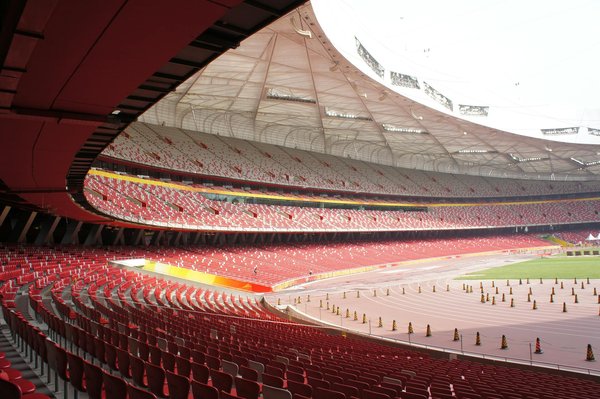 Quels exercices de gainage sont recommandés pour les athlètes pratiquant le tir de précision?